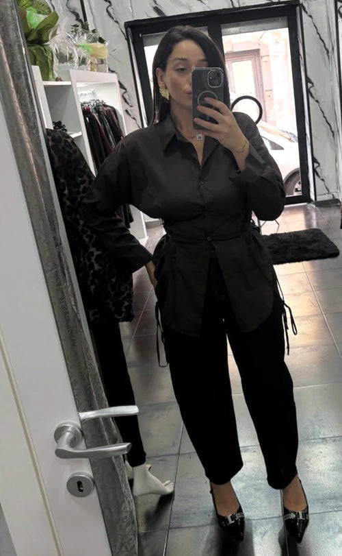 Camicia con stringhe laterali